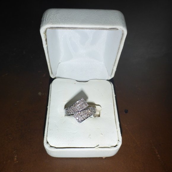 Kohl's Jewelry - Woman's 10 kt White Gold 1/2 ct Diamond Pave Wrap Ring